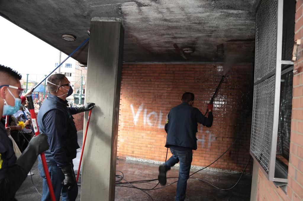 Comunidad del colegio Nuevo Chile rechazó los actos de violencia y vandalismo 1 Comunidad del colegio Nuevo Chile rechazó los actos de violencia y vandalismo Estudiantes, madres y padres de familia del Colegio Distrital Nuevo Chile, ubicado en la localidad de Bosa de Bogotá, rechazaron los actos violentos de los que fue objeto la institución el día de ayer por parte de personas ajenas a la comunidad educativa.