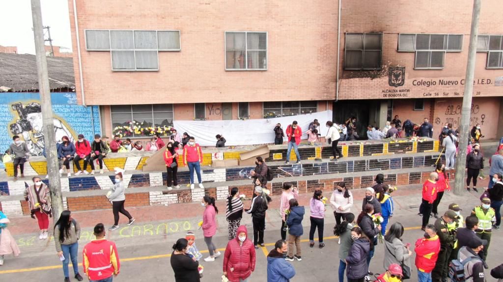 Comunidad del colegio Nuevo Chile rechazó los actos de violencia y vandalismo 2 Comunidad del colegio Nuevo Chile rechazó los actos de violencia y vandalismo Estudiantes, madres y padres de familia del Colegio Distrital Nuevo Chile, ubicado en la localidad de Bosa de Bogotá, rechazaron los actos violentos de los que fue objeto la institución el día de ayer por parte de personas ajenas a la comunidad educativa.