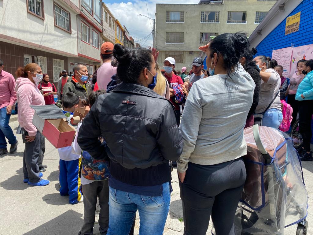 Grave denuncia en el colegio Nuevo Chile de Bosa 2 Grave denuncia en el colegio Nuevo Chile de Bosa El clamor de los familiares de los menores, que le pedían explicaciones al rector sobre qué iba a hacer frente a estas denuncias, no fue escuchado; y por el contrario, en un acto grotesco les dijo a las madres (denuncian ellas) que se fueran a sus casas a “cocinar y a lavar la ropa”.