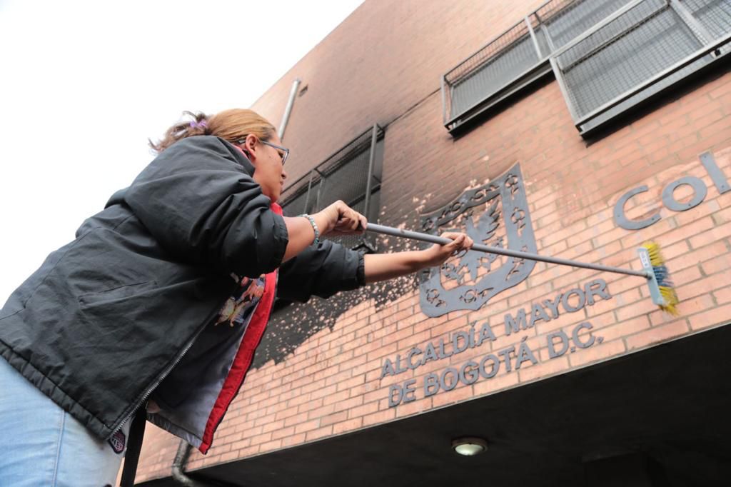 Comunidad del colegio Nuevo Chile rechazó los actos de violencia y vandalismo Estudiantes, madres y padres de familia del Colegio Distrital Nuevo Chile, ubicado en la localidad de Bosa de Bogotá, rechazaron los actos violentos de los que fue objeto la institución el día de ayer por parte de personas ajenas a la comunidad educativa.