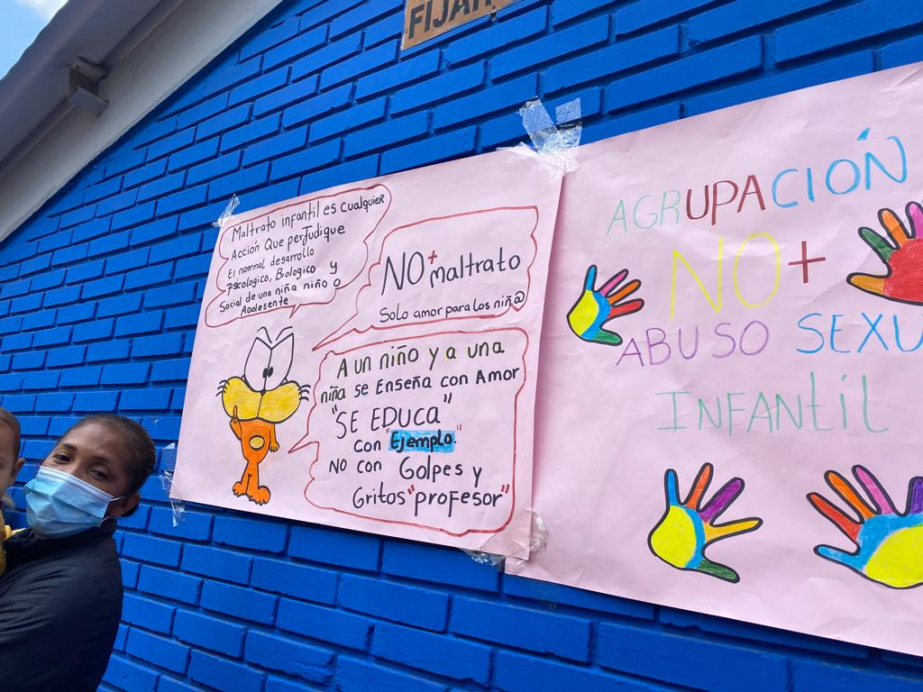 Grave denuncia en el colegio Nuevo Chile de Bosa 3 Grave denuncia en el colegio Nuevo Chile de Bosa El clamor de los familiares de los menores, que le pedían explicaciones al rector sobre qué iba a hacer frente a estas denuncias, no fue escuchado; y por el contrario, en un acto grotesco les dijo a las madres (denuncian ellas) que se fueran a sus casas a “cocinar y a lavar la ropa”.