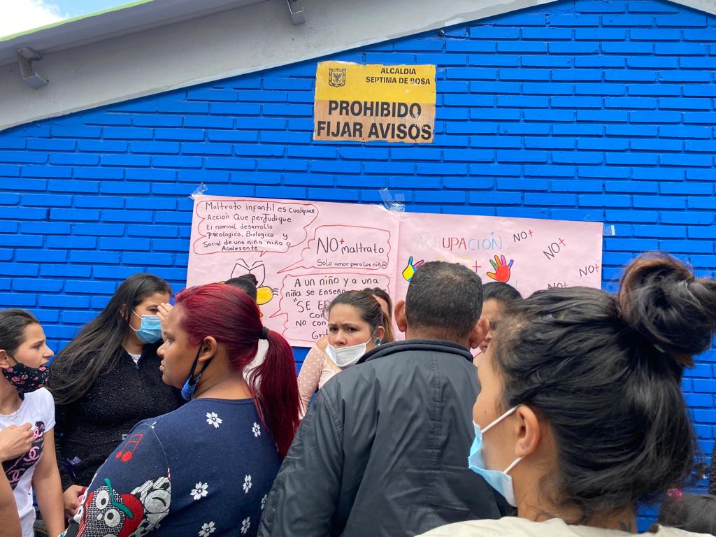 Grave denuncia en el colegio Nuevo Chile de Bosa 1 Grave denuncia en el colegio Nuevo Chile de Bosa El clamor de los familiares de los menores, que le pedían explicaciones al rector sobre qué iba a hacer frente a estas denuncias, no fue escuchado; y por el contrario, en un acto grotesco les dijo a las madres (denuncian ellas) que se fueran a sus casas a “cocinar y a lavar la ropa”.