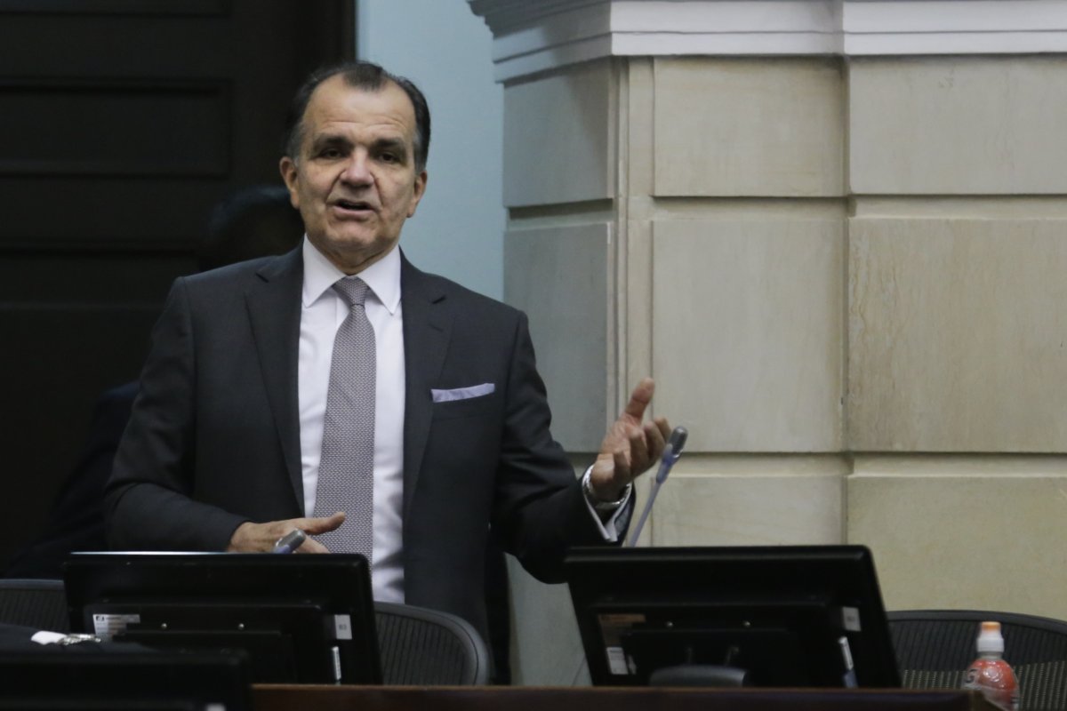 Óscar Iván Zuluaga renunció a su candidatura presidencial El candidato presidencial del Centro Democrático, Óscar Iván Zuluaga, confirmó en sus redes sociales que renuncia a su aspiración a la Presidencia de Colombia para unirse a la campaña del candidato del Equipo por Colombia, Federico Gutiérrez, después de conocerse los resultados de las consultas interpartidistas.