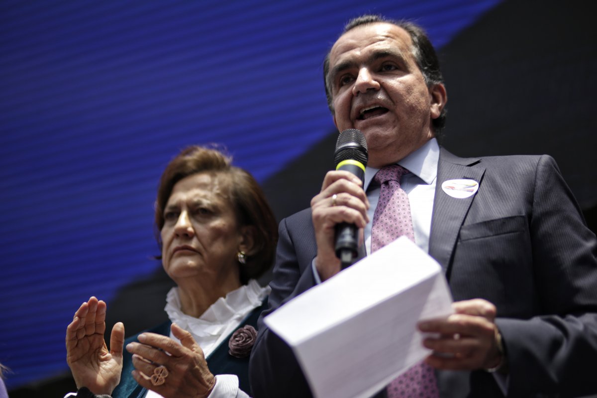 Óscar Iván Zuluaga renunció a su candidatura presidencial El candidato presidencial del Centro Democrático, Óscar Iván Zuluaga, confirmó en sus redes sociales que renuncia a su aspiración a la Presidencia de Colombia para unirse a la campaña del candidato del Equipo por Colombia, Federico Gutiérrez, después de conocerse los resultados de las consultas interpartidistas.