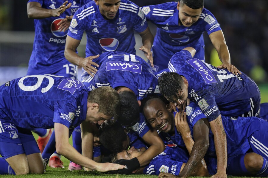 Millonarios bailó y goleó a Santa Fe en El Campín Millonarios se quedó con el clásico capitalino. En el estadio El Campín, el equipo ‘Embajador’ le amargó la noche del domingo a Independiente Santa Fe y a su hinchada, que fue local, pues goleó 0-3. Los dirigidos por Alberto Gamero siguen imparables en la Liga: suma seis victorias consecutivas.