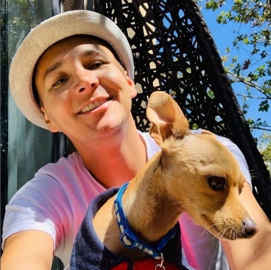 ¿Qué pasó con los perritos de Mauricio Leal? 7 ¿Qué pasó con los perritos de Mauricio Leal? Después de la muerte del famoso estilista y su mamá, Marleny Hernández, los perritos quedaron desamparados, por lo que Don Simón, quien los cuidaba cada vez que Mauricio Leal salía de viaje, decidió rescatarlos y adoptarlos.