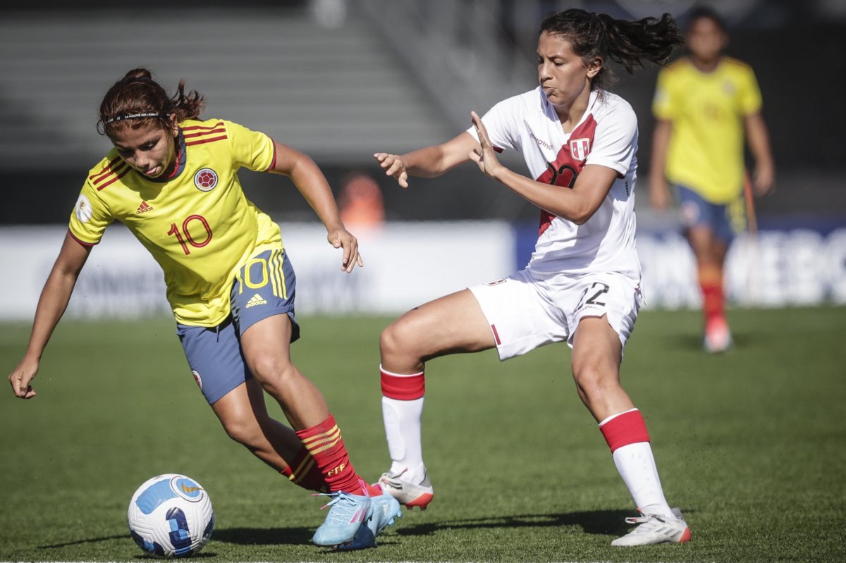 Goleando la Selección Colombia comenzó el Suramericano Femenino Sub-17 1 Goleando la Selección Colombia comenzó el Suramericano Femenino Sub-17 Pisando fuerte la Selección Colombia Femenina comenzó su participación en el Suramericano Sub 17. Este jueves, en el Estadio Charrúa de Montevideo (Uruguay), las dirigidas por Carlos Paniagua lograron una goleada aplastante por 7-0 sobre Perú.