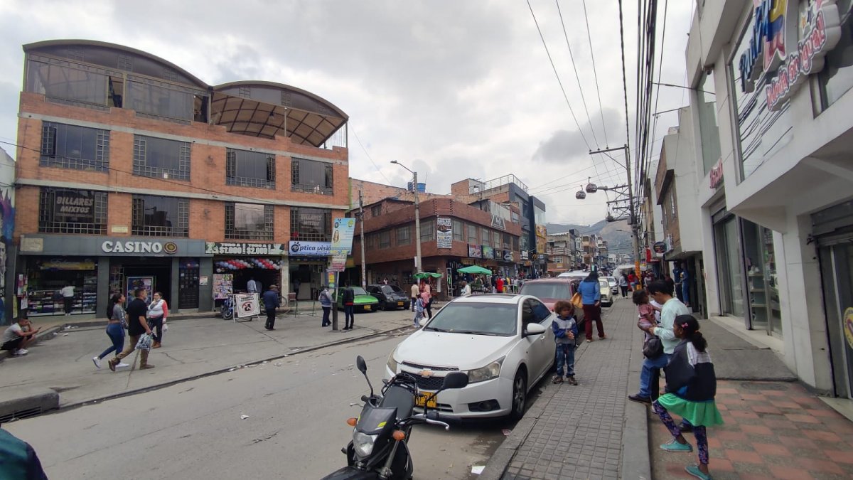 Riña, bala y muerte en el barrio San Francisco Apenas Leyder salió del establecimiento y cruzó la calle, el mismo sujeto con quien protagonizó el altercado le disparó en tres oportunidades por la espalda. De inmediato, la víctima se desplomó sobre el asfalto, delante de varias personas que a esa hora seguían en la calle principal del barrio San Francisco (Ciudad Bolívar).
