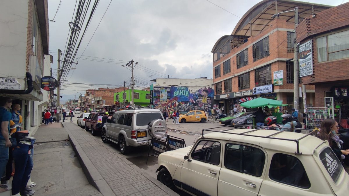 Riña, bala y muerte en el barrio San Francisco Apenas Leyder salió del establecimiento y cruzó la calle, el mismo sujeto con quien protagonizó el altercado le disparó en tres oportunidades por la espalda. De inmediato, la víctima se desplomó sobre el asfalto, delante de varias personas que a esa hora seguían en la calle principal del barrio San Francisco (Ciudad Bolívar).