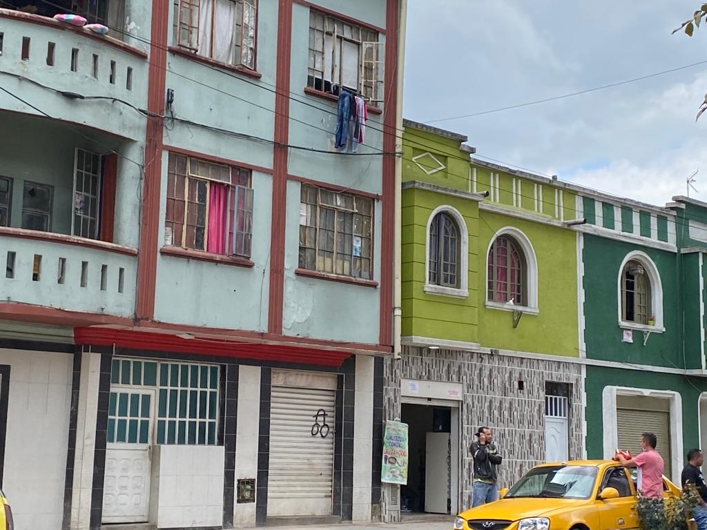Les reclamó por por no pagar y lo mataron en el Santa Fe A Wilfrel Stebenson Rojas Rojas lo asesinaron las mismas tres personas que él recomendó para que vivieran en el mismo pagadiario en el que él dormía. No se sabe si fue traición, intolerancia o una rabia de momento lo que provocó que una mujer le pasara un arma a su compañero y este le disparara sin piedad al joven venezolano.