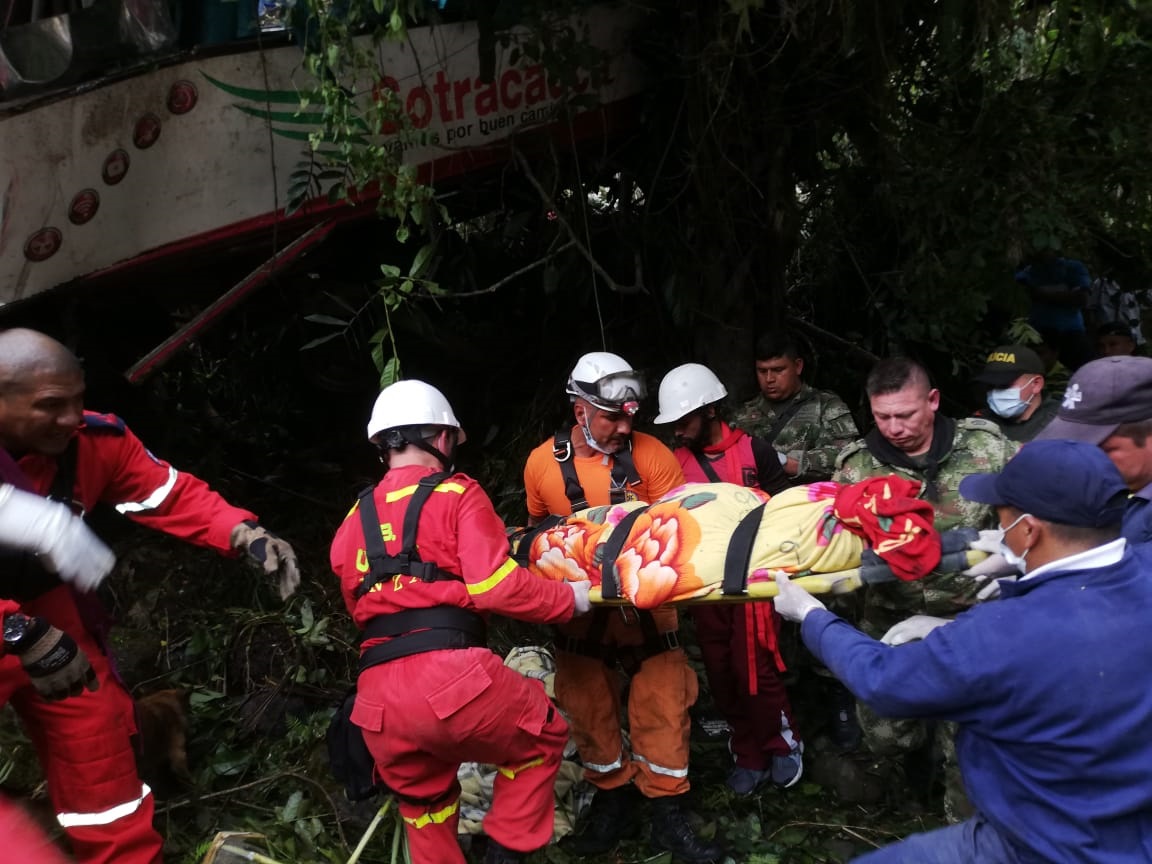 Aparatoso accidente de bus escolar en Santander deja 6 muertos y 15 heridos Una buseta que se desplazaba desde la Institución Educativa Laguna de Ortices, en San Andrés, Santander, en el camino de regreso a casa, sufrió un aparatoso accidente tras rodar cerca de 200 metros por una abismo.