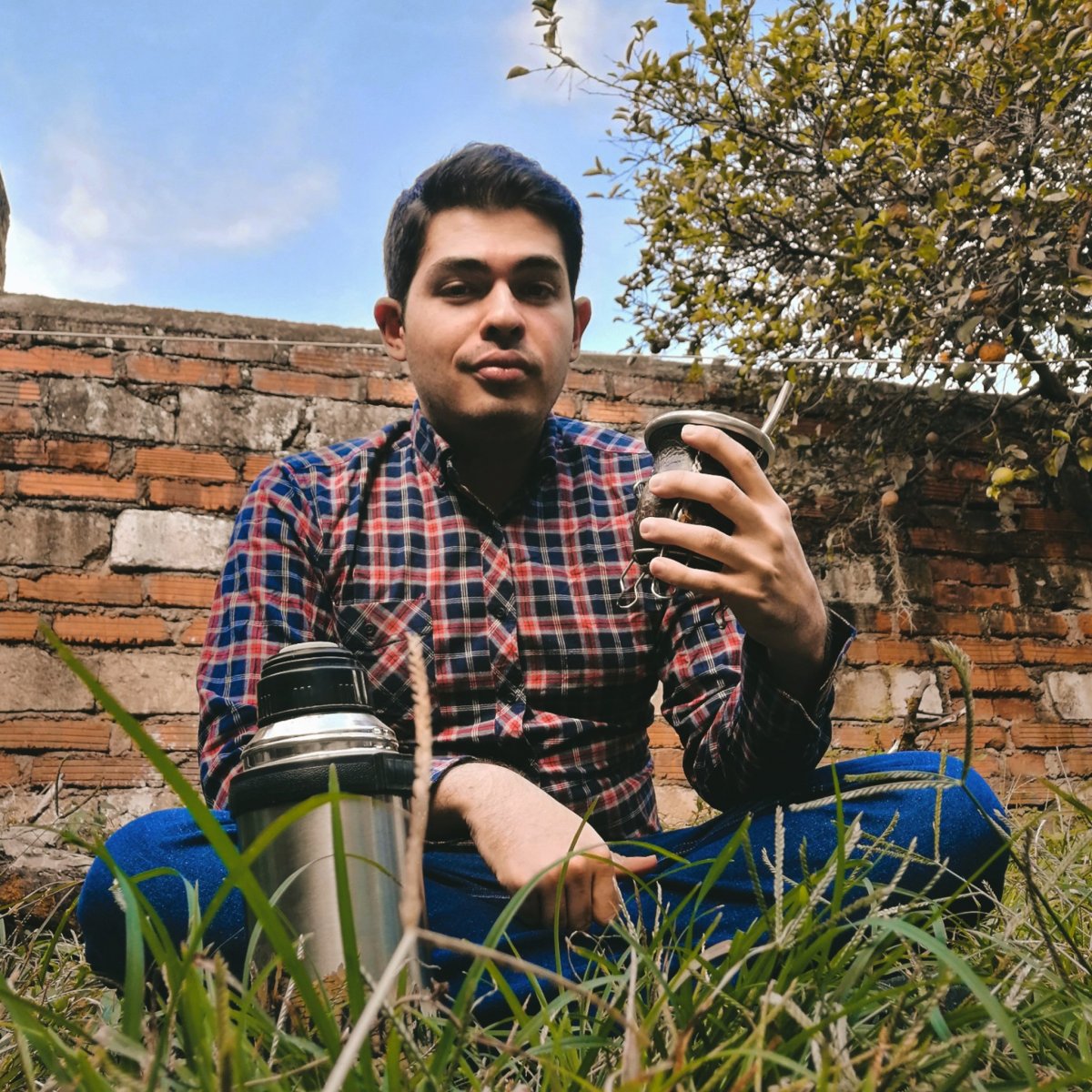 Superó el matoneo y brilló en 'Yo me llamo' 1 Superó el matoneo y brilló en 'Yo me llamo' Si hay un concursante que se destacó de principio a fin en 'Yo me llamo' fue Sebastián Bolívar, quien imitó de forma impecable al argentino Carlos Gardel. Y aunque físicamente no era tan parecido al famoso tanguero, su voz siempre sonó impecable y dejó una bonita huella en el programa concurso del canal Caracol.