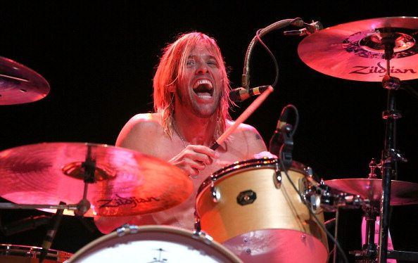 Encuentran drogas en cuerpo de baterista muerto Taylor Hawkins, baterista de la banda de rock Foo Fighters quien falleció este viernes 25 de marzo, falleció en extrañas circunstancias, sin embargo, la Fiscalía General de la Nación informó que el artista habría consumido 10 sustancias, entre ellas marihuana, antidepresivos, anticíclicos y opioides.