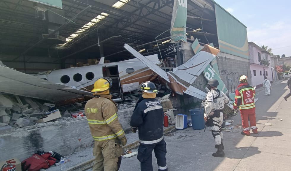 EN VIDEO: ¡Tragedia! Avioneta se cayó sobre supermercado 8 EN VIDEO: ¡Tragedia! Avioneta se cayó sobre supermercado Al menos tres personas murieron al desplomarse una avioneta sobre un supermercado en la comunidad de Temixco, en el estado mexicano de Morelos (centro), informaron ayer autoridades locales.