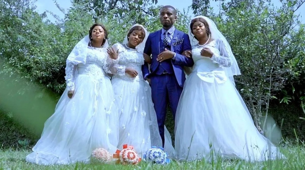 Trillizas comparten todo, ¡hasta el marido! 7 Trillizas comparten todo, ¡hasta el marido! En la República Democrática del Congo (África) se registró un caso bastante insólito que rápidamente le dio la vuelta al mundo. Luwizo es un joven de 32 años que enamoró no a una, ni dos ¡sino a tres mujeres! Pero el ingrediente más peculiar es que todas son hermanas y fueron ellas quienes se pusieron de acuerdo para pedirle matrimonio.