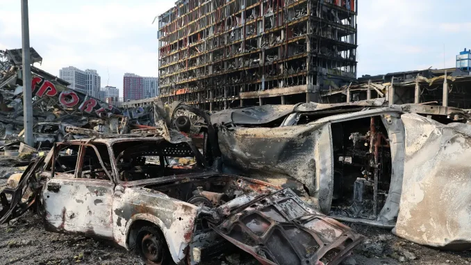 Las afectaciones tras un mes del conflicto entre Rusia y Ucrania La guerra emprendida por Rusia contra Ucrania, de la que este jueves se cumplió un mes, ha dejado ya más de 700 civiles muertos y 3,4 millones de refugiados.