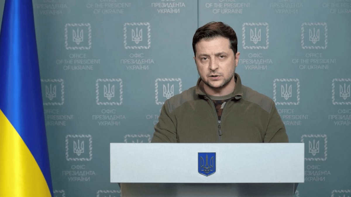 Del espectáculo a dirigir un país en guerra 1 Del espectáculo a dirigir un país en guerra Una de las figuras más relevantes por estos días en la escala política internacional es sin lugar a dudas Volodímir Zelenski, el presidente de la hoy asediada y atacada Ucrania.