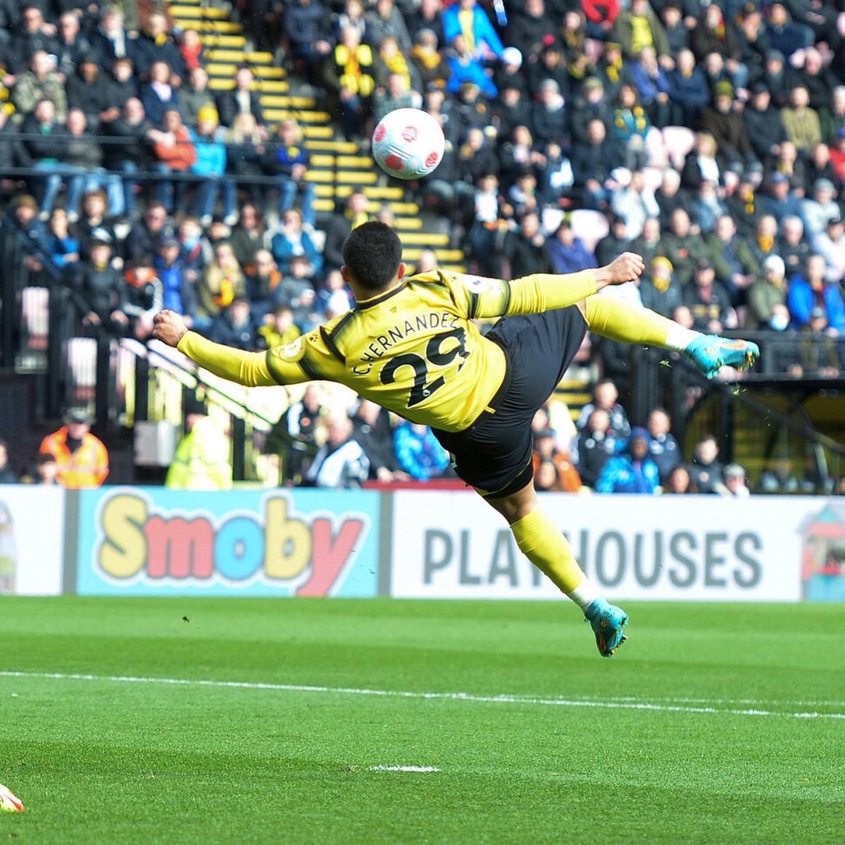 Partidazo del 'Cucho' Hernández: golazo y asistencia en Inglaterra 4 Partidazo del 'Cucho' Hernández: golazo y asistencia en Inglaterra Juan Camilo 'El Cucho' Hernández volvió a ser protagonista en la Liga Premier. El atacante colombiano, pese a perder este domingo con su equipo, Watford, frente al Arsenal 3-2, se lució con un golazo y una asistencia.