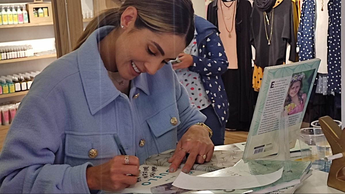 Q’HUBO acompañó a Carolina Soto en su tarde de autógrafos Con el nuevo lanzamiento del libro 'Historia de un duelo', Q'hubo Bogotá estuvo acompañando a Carolina Soto en la firma de autógrafos en compañía de todos sus fanáticos y amantes de la lectura.