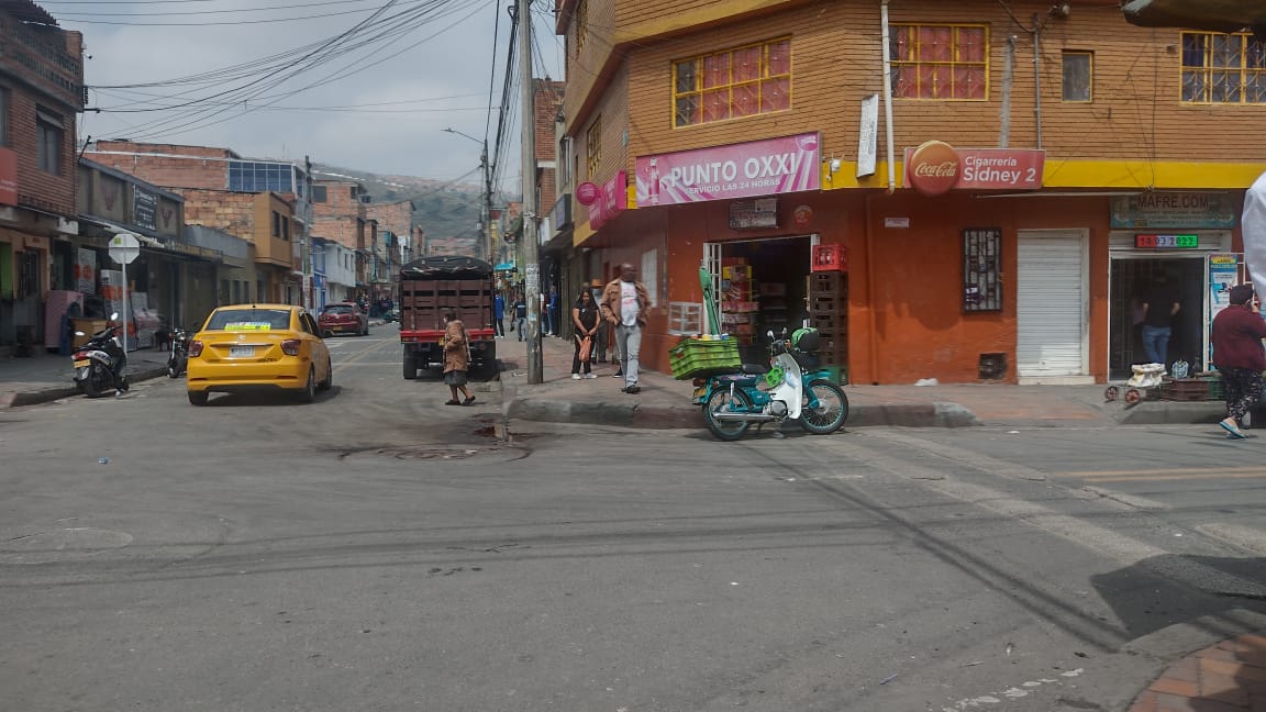 A tiros matan a Néstor en Ciudad Bolívar 1 A tiros matan a Néstor en Ciudad Bolívar Extrañas preguntas. Eso fue lo que lanzaron un par de motociclistas la madrugada de ayer en el barrio El Perdomo en Ciudad Bolívar. “¿Dónde está ‘Memías’, lo ha visto?”, preguntaban sigilosamente a los pocos transeúntes que seguían avivando las calles de este barrio, pasada la primera hora de la madrugada.
