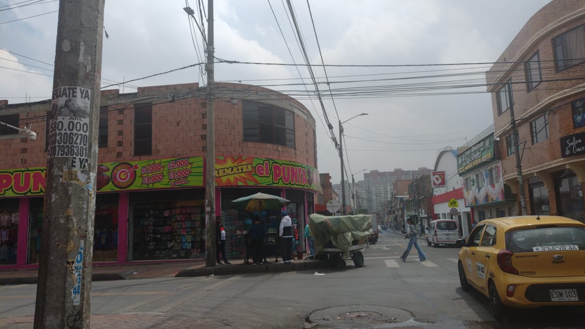 A tiros matan a Néstor en Ciudad Bolívar 2 A tiros matan a Néstor en Ciudad Bolívar Extrañas preguntas. Eso fue lo que lanzaron un par de motociclistas la madrugada de ayer en el barrio El Perdomo en Ciudad Bolívar. “¿Dónde está ‘Memías’, lo ha visto?”, preguntaban sigilosamente a los pocos transeúntes que seguían avivando las calles de este barrio, pasada la primera hora de la madrugada.