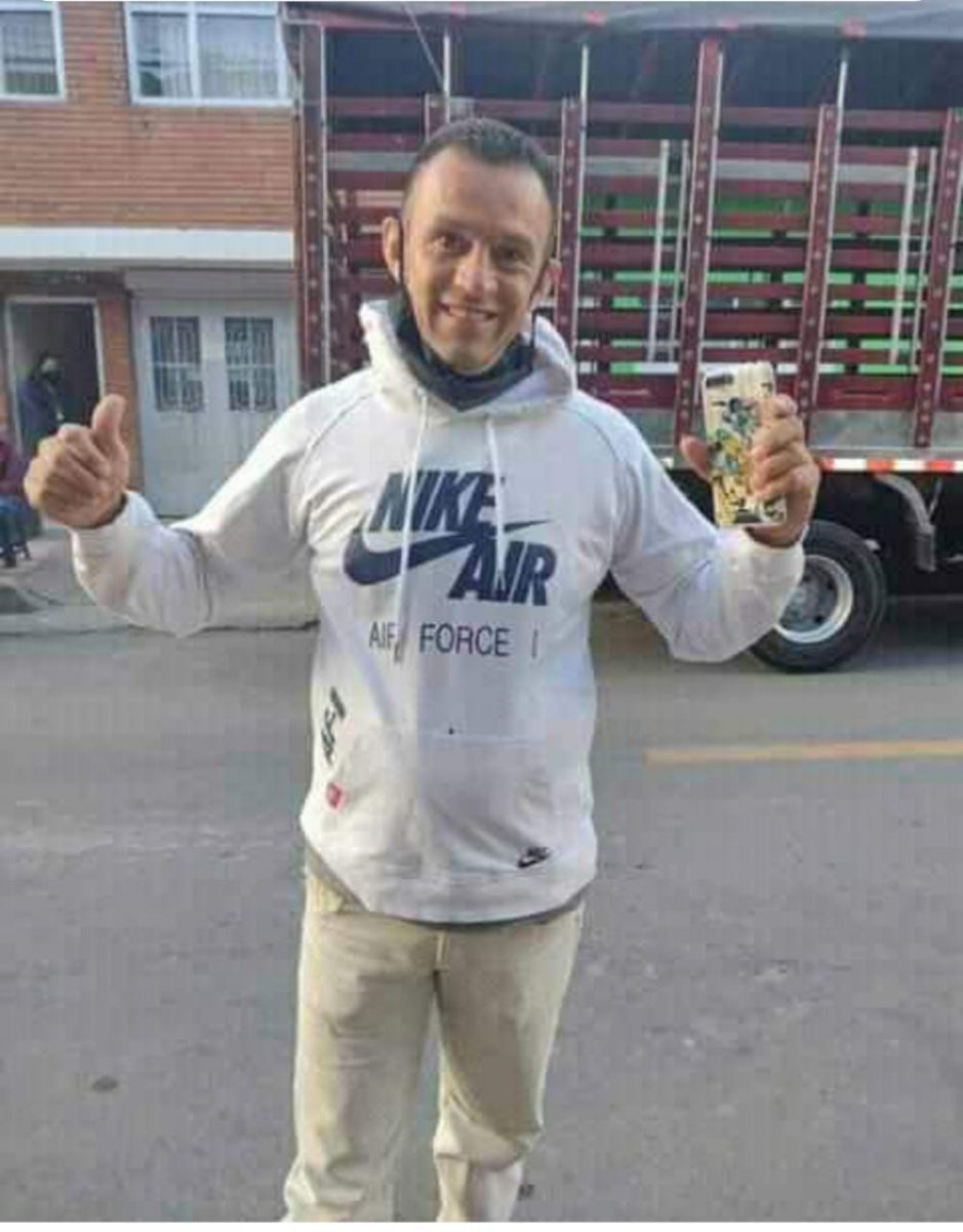 A tiros matan a Néstor en Ciudad Bolívar 3 A tiros matan a Néstor en Ciudad Bolívar Extrañas preguntas. Eso fue lo que lanzaron un par de motociclistas la madrugada de ayer en el barrio El Perdomo en Ciudad Bolívar. “¿Dónde está ‘Memías’, lo ha visto?”, preguntaban sigilosamente a los pocos transeúntes que seguían avivando las calles de este barrio, pasada la primera hora de la madrugada.