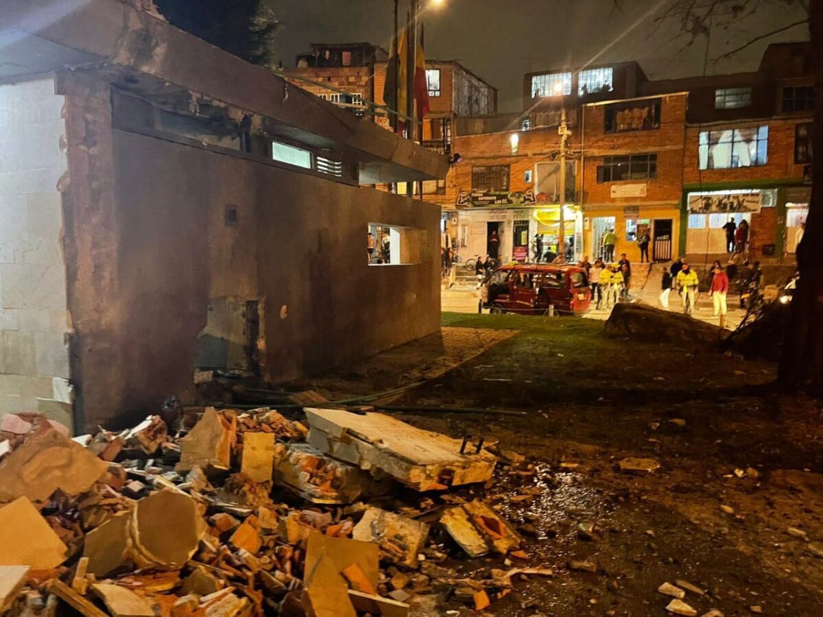 11 heridos dejó ataque con explosivos al CAI Arborizadora Alta 1 11 heridos dejó ataque con explosivos al CAI Arborizadora Alta Se registró una explosión en el CAI Arborizadora Alta. Autoridades inspeccionan la zona para establecer los hechos. En el momento se registran 11 personas lesionadas, 5 adultos, 5 niños y 1 policía.
