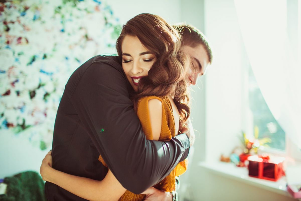 LE PROPONGO LA ‘ABRAZOTERAPIA’ Hace poco leí una bella frase que decía lo siguiente: “Hay gente que con un abrazo nos reinicia”.