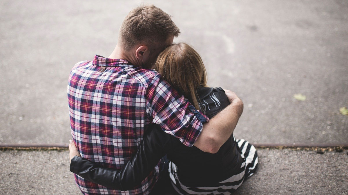 LE PROPONGO LA ‘ABRAZOTERAPIA’ Hace poco leí una bella frase que decía lo siguiente: “Hay gente que con un abrazo nos reinicia”.
