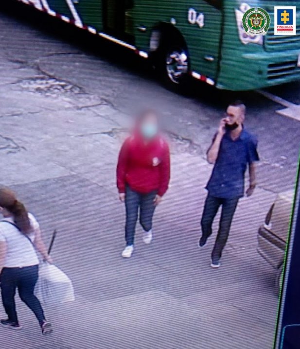 Capturan a señalado de abusar sexualmente a por lo menos 12 mujeres 1 Capturan a señalado de abusar sexualmente a por lo menos 12 mujeres Abordar mujeres en las calles de Medellín e intimidarlas informándoles que hacía parte de una estructura criminal para luego abusarlas sexualmente y robarlas era presuntamente lo que hacía Andrés Felipe Zapata Castrillón, un señalado violador en serie, al cual estaría detrás de por lo menos haber hecho lo mismo con 12 mujeres.