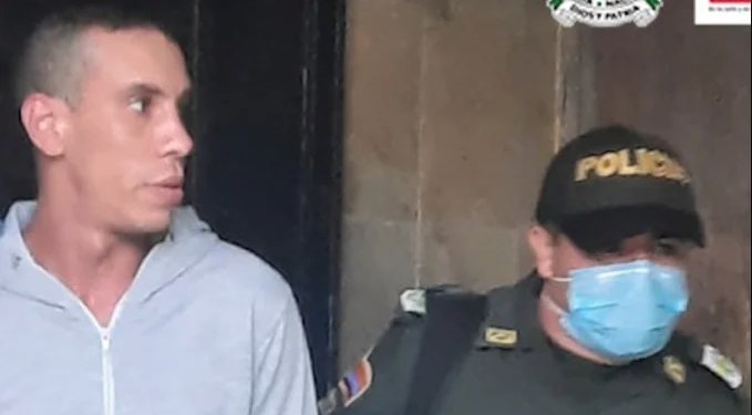 Capturan a señalado de abusar sexualmente a por lo menos 12 mujeres Abordar mujeres en las calles de Medellín e intimidarlas informándoles que hacía parte de una estructura criminal para luego&nbsp;abusarlas sexualmente y robarlas era presuntamente lo que hacía&nbsp;Andrés Felipe Zapata Castrillón, un señalado violador en serie, al cual estaría detrás de por lo menos haber hecho lo mismo con 12 mujeres.