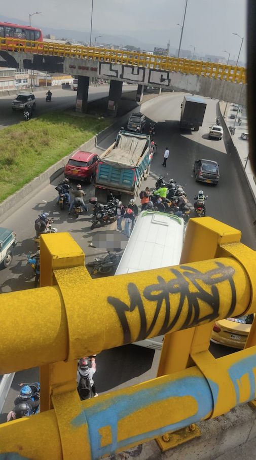 Motociclista pierde la vida en accidente en la Carrera 30 Los motociclistas siguen siendo el actor vial más expuesto a los peligros en Bogotá, y los hechos hablan por sí solos. A la muerte de una femenina esta mañana en el barrio Quiroga (Rafael Uribe), quien se movilizaba como acompañante, se le sumó esta tarde otra víctima en moto que sufrió un accidente fatal cuando se desplazaba por la Carrera 30.