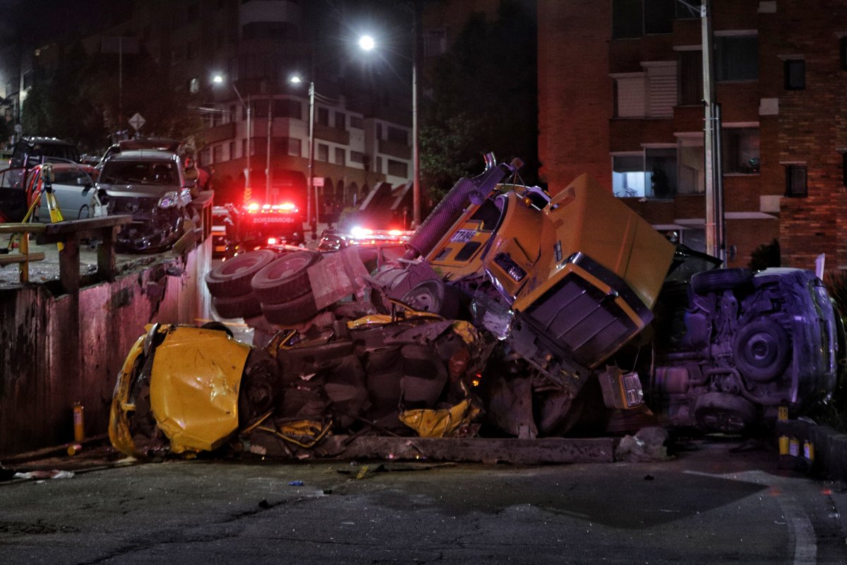 Ya son dos las víctimas mortales por accidente de volqueta La tragedia ocurrida en la noche de este miércoles en la localidad de Chapinero, más exactamente en la Avenida Circunvalar con calle 85, cobró una nueva vida. Así las cosas, ya son dos los muertos por el accidente de una volqueta que, al parecer se quedó sin frenos, y causó daños en al menos 11 carros.
