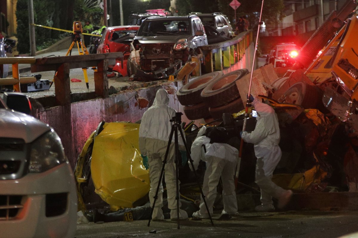 Ya son dos las víctimas mortales por accidente de volqueta 2 Ya son dos las víctimas mortales por accidente de volqueta La tragedia ocurrida en la noche de este miércoles en la localidad de Chapinero, más exactamente en la Avenida Circunvalar con calle 85, cobró una nueva vida. Así las cosas, ya son dos los muertos por el accidente de una volqueta que, al parecer se quedó sin frenos, y causó daños en al menos 11 carros.