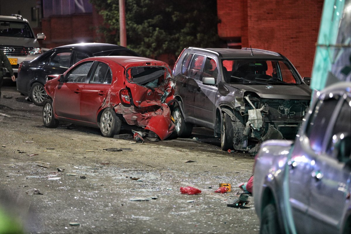 El taxista que murió en el accidente de la Avenida Circunvalar 2 El taxista que murió en el accidente de la Avenida Circunvalar Angustiada, con el corazón latiéndole tan fuerte que sentía que se le iba a salir del pecho, llegó, en busca de su esposo, una mujer con el rostro lavado en lágrimas la noche de este miércoles al sitio en donde se registró el aparatoso accidente de tránsito de la volqueta que embistió 11 vehículos. Minutos antes en noticias había visto el siniestro y el último mensaje que le había enviado su pareja era que estaba por la Avenida Circunvalar.
