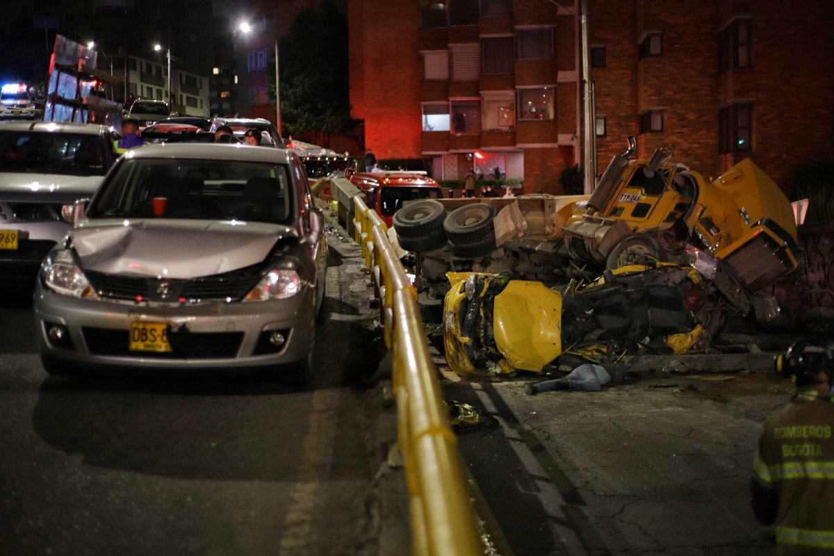 El taxista que murió en el accidente de la Avenida Circunvalar 1 El taxista que murió en el accidente de la Avenida Circunvalar Angustiada, con el corazón latiéndole tan fuerte que sentía que se le iba a salir del pecho, llegó, en busca de su esposo, una mujer con el rostro lavado en lágrimas la noche de este miércoles al sitio en donde se registró el aparatoso accidente de tránsito de la volqueta que embistió 11 vehículos. Minutos antes en noticias había visto el siniestro y el último mensaje que le había enviado su pareja era que estaba por la Avenida Circunvalar.