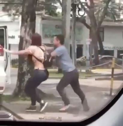 EN VIDEO: Recompensa por salvaje que golpeó a mujer en la calle 10 EN VIDEO: Recompensa por salvaje que golpeó a mujer en la calle En video quedó registrado el momento en que un salvaje hombre agredió con puños y patadas, en varias oportunidades, a una mujer en medio de la calle. El hecho se presentó en la ciudad de Cali, Valle del Cauca.
