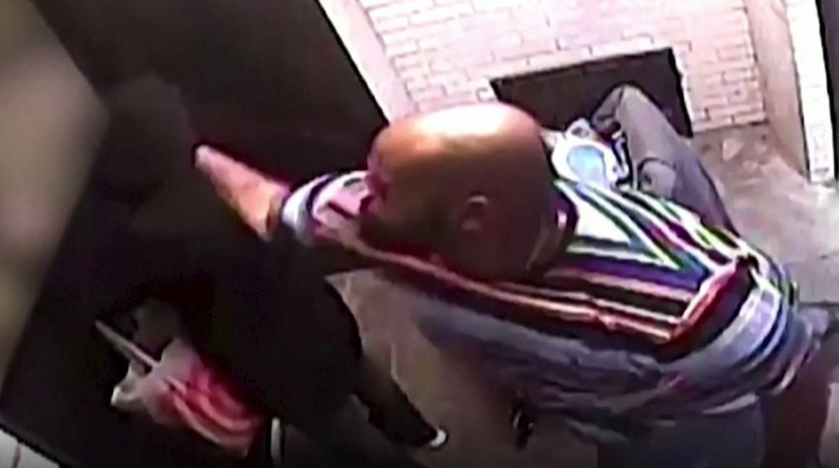 Salvaje golpea a una mujer en la cabeza 125 veces por ser asiática 1 Salvaje golpea a una mujer en la cabeza 125 veces por ser asiática En video quedó registrado el momento en que un hombre, de 42 años, golpeó e insultó en repetidas ocasiones a una mujer asiática, al parecer en un ataque de ira, odio y racismo.
