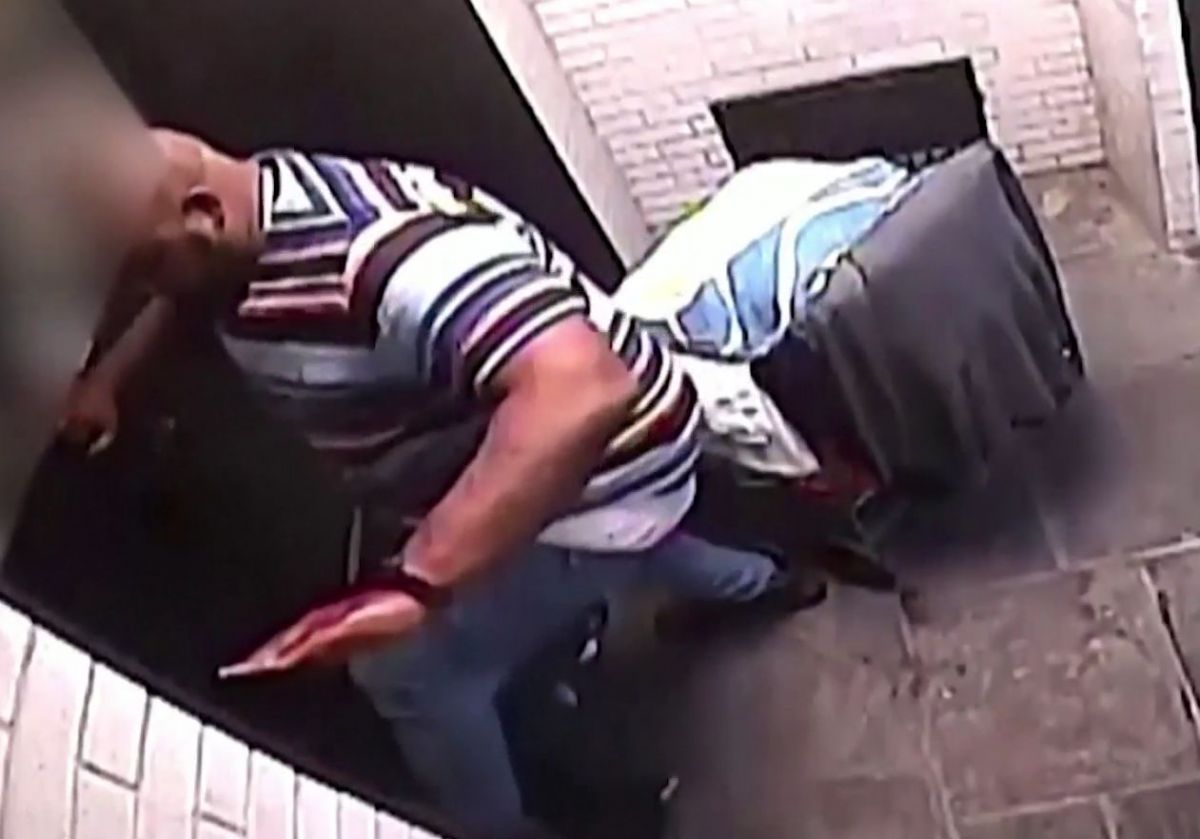 Salvaje golpea a una mujer en la cabeza 125 veces por ser asiática En video quedó registrado el momento en que un hombre, de 42 años, golpeó e insultó en repetidas ocasiones a una mujer asiática, al parecer en un ataque de ira, odio y racismo.