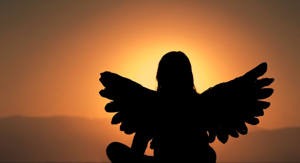 ÁNGELES: ¿ESTÁN ENTRE NOSOTROS? Hace algunos años una mujer salió de su casa tarde en la noche, con su maleta, muy alterada después de una fuerte discusión. Lloraba sola en la calle pensando en que necesitaba encontrar un taxi.