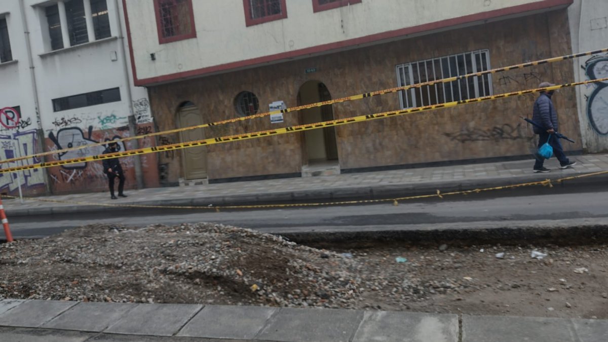 Misteriosa muerte en el barrio Alameda 1 Misteriosa muerte en el barrio Alameda Las horas se acumulaban para una familia que buscaba respuestas de un allegado que no daba signos de vida. Se trataba de un adulto mayor de aproximadamente 66 años de edad y quien vivía en el barrio Alameda (Santa Fe) en una casona de dos pisos.