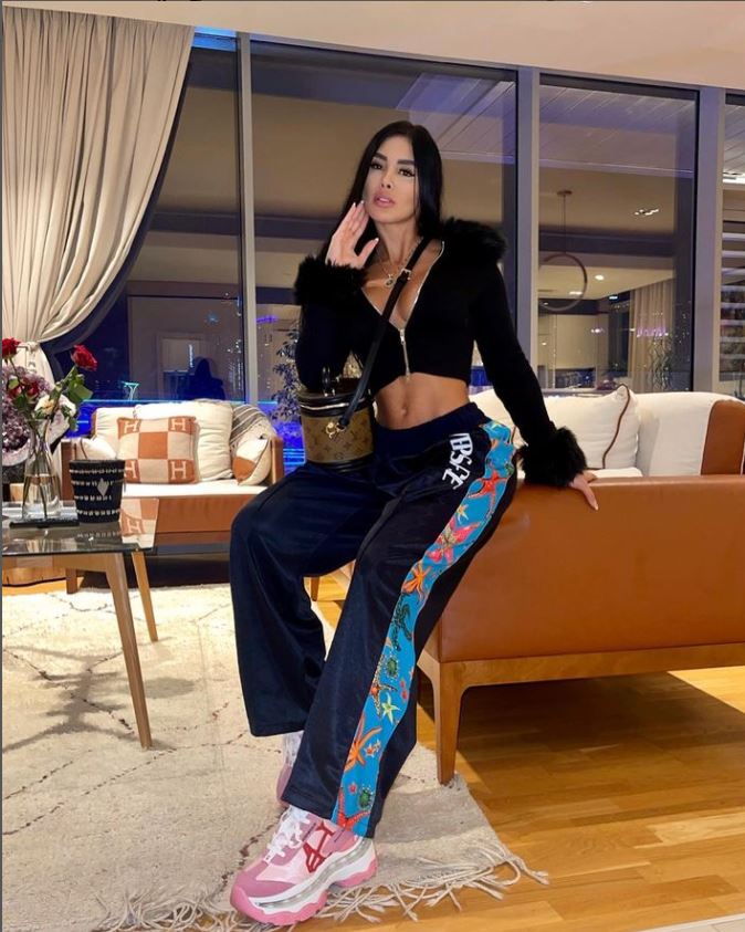Belleza paisa sorprende con su talento en la música en Dubai 2 Belleza paisa sorprende con su talento en la música en Dubai Cuando la hermosa paisa Alejandra López estaba pequeña le tocaba caminar mucho, pero mucho, para ir a su escuela de música, tanto que le dolían los pies.
