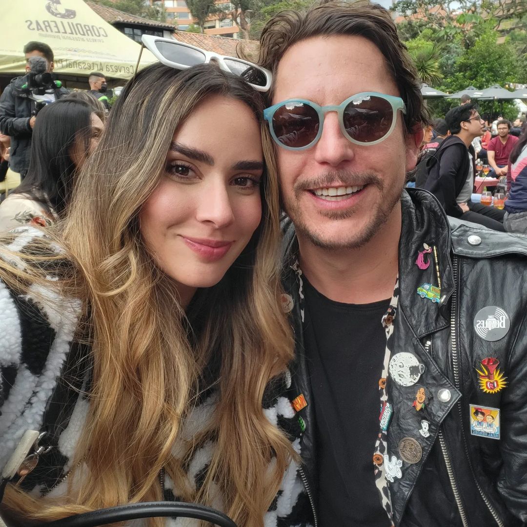 Alejandro Riaño y su esposa no van más Muy sorprendidos quedaron este martes los seguidores del humorista Alejandro Riaño al enterarse que se separa de su esposa, María Alejandra Manotas, con quien tiene tres hijos.
