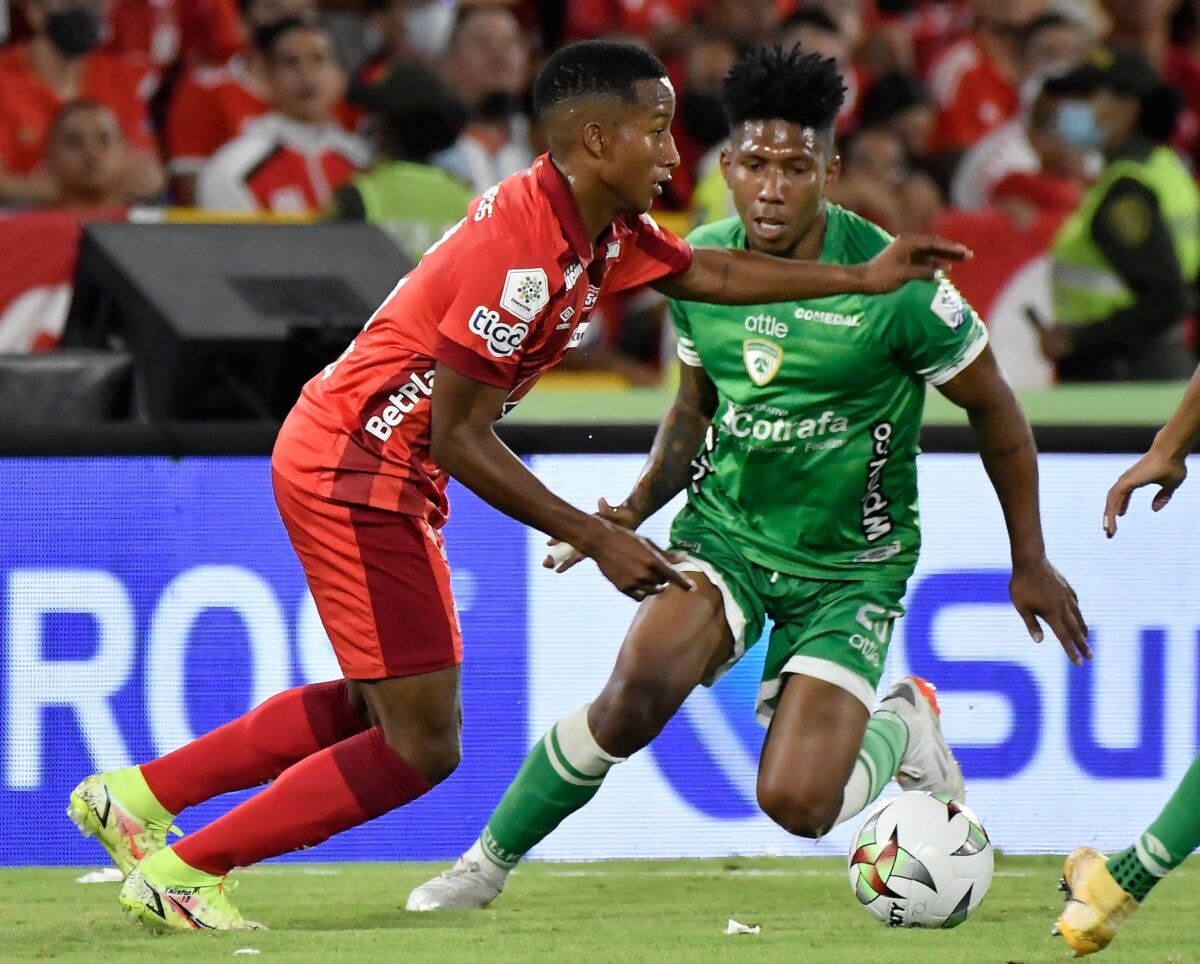 Juan Carlos Osorio se va del América 4 Juan Carlos Osorio se va del América El técnico Juan Carlos Osorio ya no hace parte del América de Cali según él mismo lo confirmó para El País. La era de Osorio llegó a su fin después de arduas negociaciones entre el entrenador y directivos para lograr la rescisión del contrato.