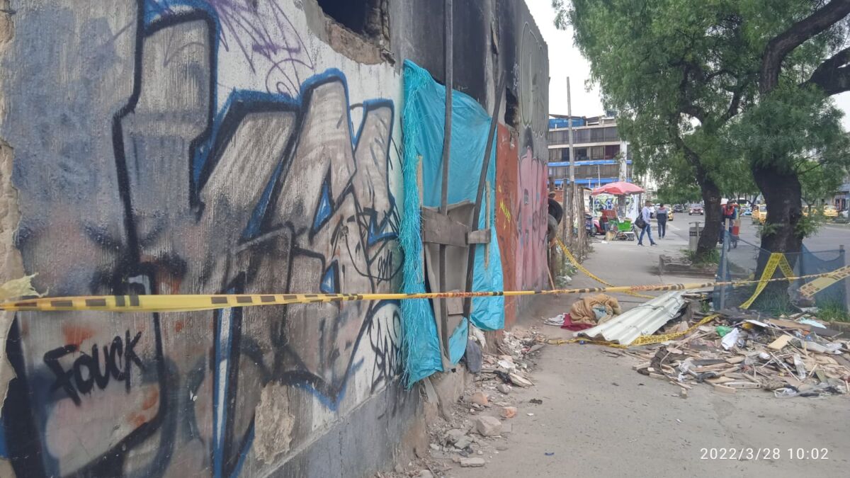 Ahorcado, apuñalado y envuelto en cubrecama en el barrio San Antonio La placidez con que dormía un reciclador la noche de este domingo comenzó a extrañar a sus colegas de andenes cuando notaron la extraña posición en la que se encontraba el reconocido habitante del barrio San Antonio en la localidad de Antonio Nariño. Al acercarse al ‘bulto’ del cubrecama acolchado y amarillo, creció el temor cuando notaron que no respiraba.