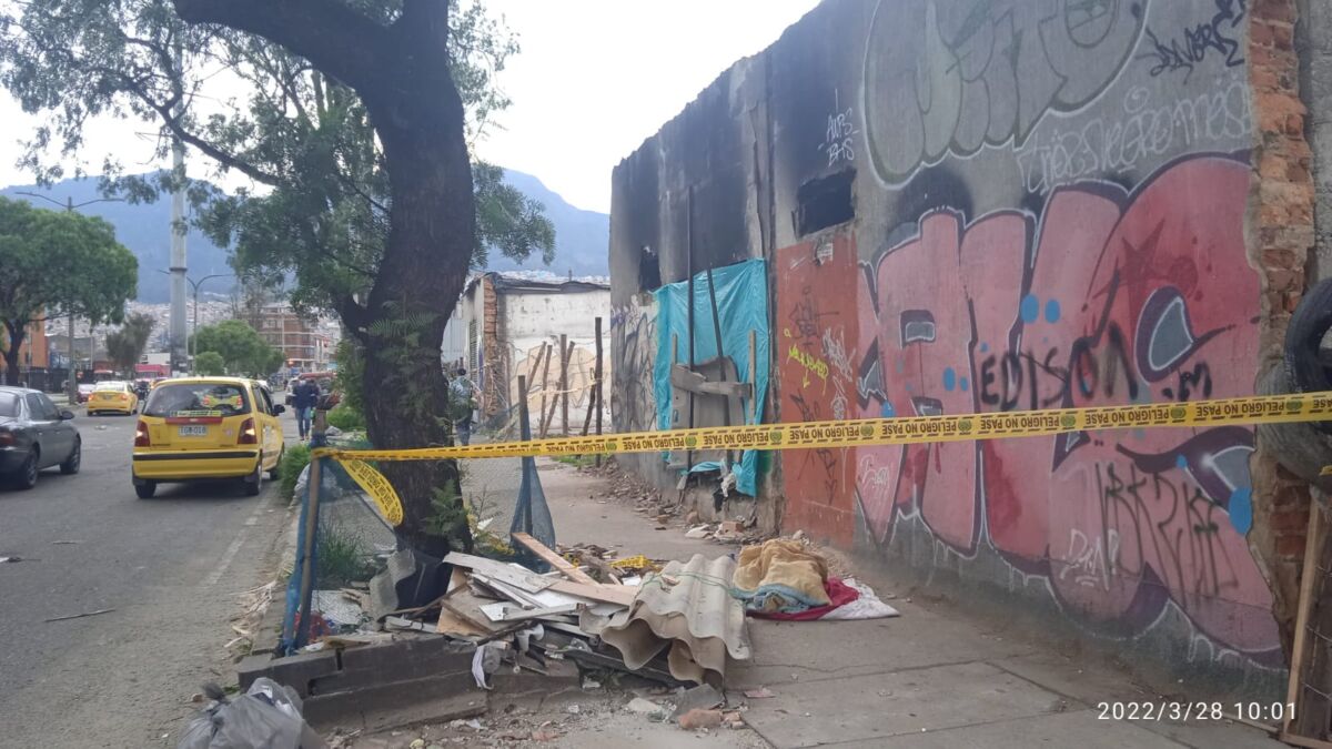 Ahorcado, apuñalado y envuelto en cubrecama en el barrio San Antonio La placidez con que dormía un reciclador la noche de este domingo comenzó a extrañar a sus colegas de andenes cuando notaron la extraña posición en la que se encontraba el reconocido habitante del barrio San Antonio en la localidad de Antonio Nariño. Al acercarse al ‘bulto’ del cubrecama acolchado y amarillo, creció el temor cuando notaron que no respiraba.