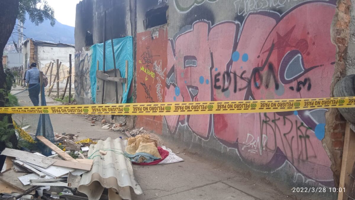 Ahorcado, apuñalado y envuelto en cubrecama en el barrio San Antonio La placidez con que dormía un reciclador la noche de este domingo comenzó a extrañar a sus colegas de andenes cuando notaron la extraña posición en la que se encontraba el reconocido habitante del barrio San Antonio en la localidad de Antonio Nariño. Al acercarse al ‘bulto’ del cubrecama acolchado y amarillo, creció el temor cuando notaron que no respiraba.