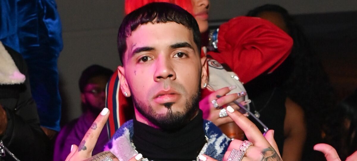 Anuel le tiró hielo a un DJ que puso 'Mami' la canción de Karol G El cantante Anuel volvió a estar en el ojo del huracán tras lanzarle un hielo en la frente a un Dj que puso la canción 'Mami' de Karol G. El hecho se registró en una discoteca ubicada en Orlando, Florida, a donde el puertoriqueño asistió en compañía de su prometida, Yailin.