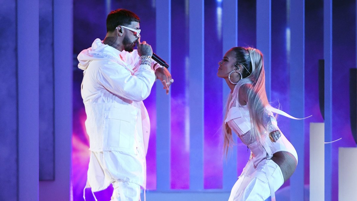 Anuel AA le dedicó rimas en su nueva canción a Karol G El cantante puertorriqueño Anuel AA, en su más reciente lanzamiento musical: 'McGregor', le dedicó algunas estrofas a su expareja sentimental, la también cantante de música urbana Karol G, pues hizo referencia al tatuaje que tenía de los dos en su espalda, dejando con la duda a más de uno de si realmente se lo tapó o no.