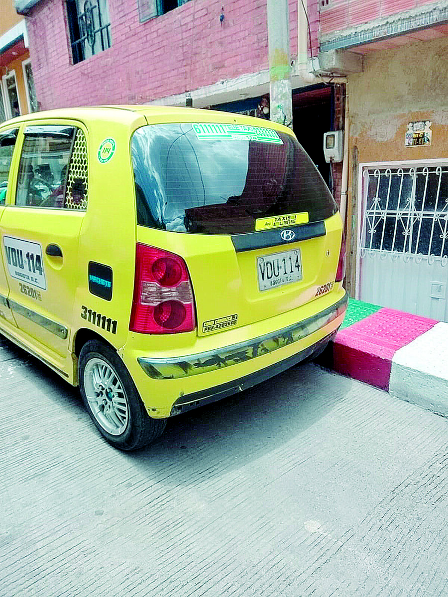 Asesinan de dos tiros a taxista en el barrio Manuela Beltrán 1 Asesinan de dos tiros a taxista en el barrio Manuela Beltrán Desgonzado contra la cabrilla del taxi que llevaba apenas un par de horas conduciendo, con la cara mirando hacia el costado derecho dejando ver los dos orificios de las balas en su cabeza y con los ojos cerrados, se observaba por la ventana del puesto del conductor, la tarde de ayer, el cuerpo de Manuel Ignacio Romero Peña.